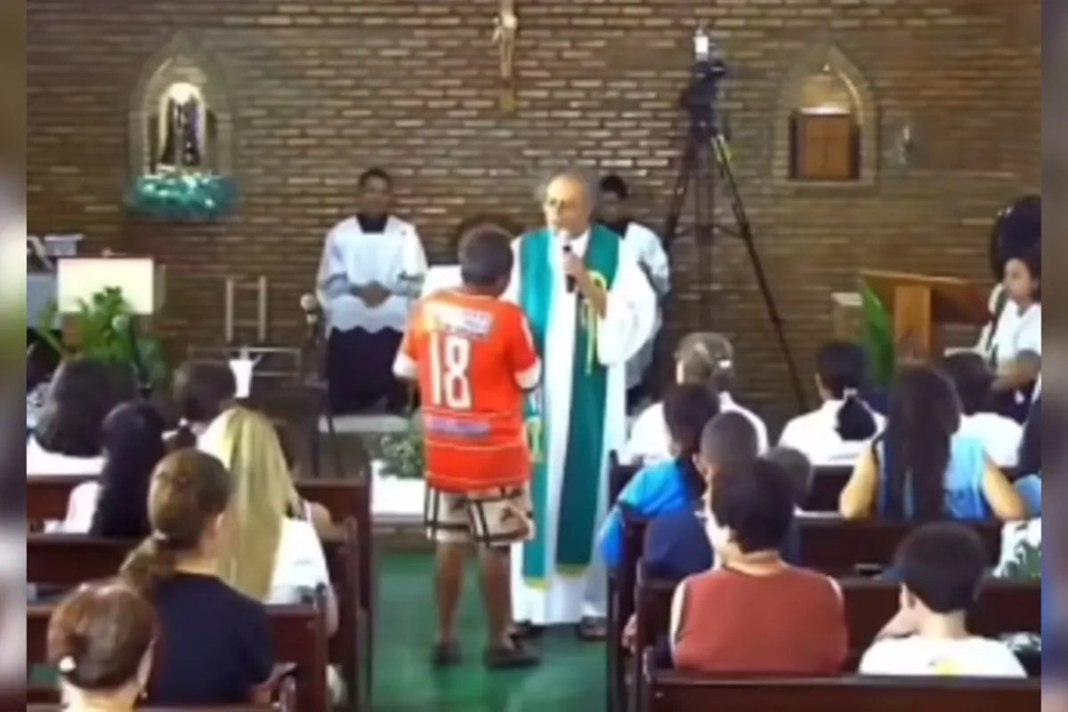 GO: bêbado interrompe missa e reação acolhedora de padre surpreende fiéis