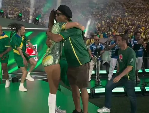 Ivete Sangalo recebe campeões do Penta no palco antes de amistoso