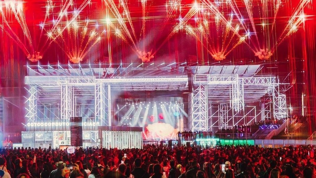 Demi Lovato interage com fãs ao deixar RJ após Rock in Rio; veja fotos