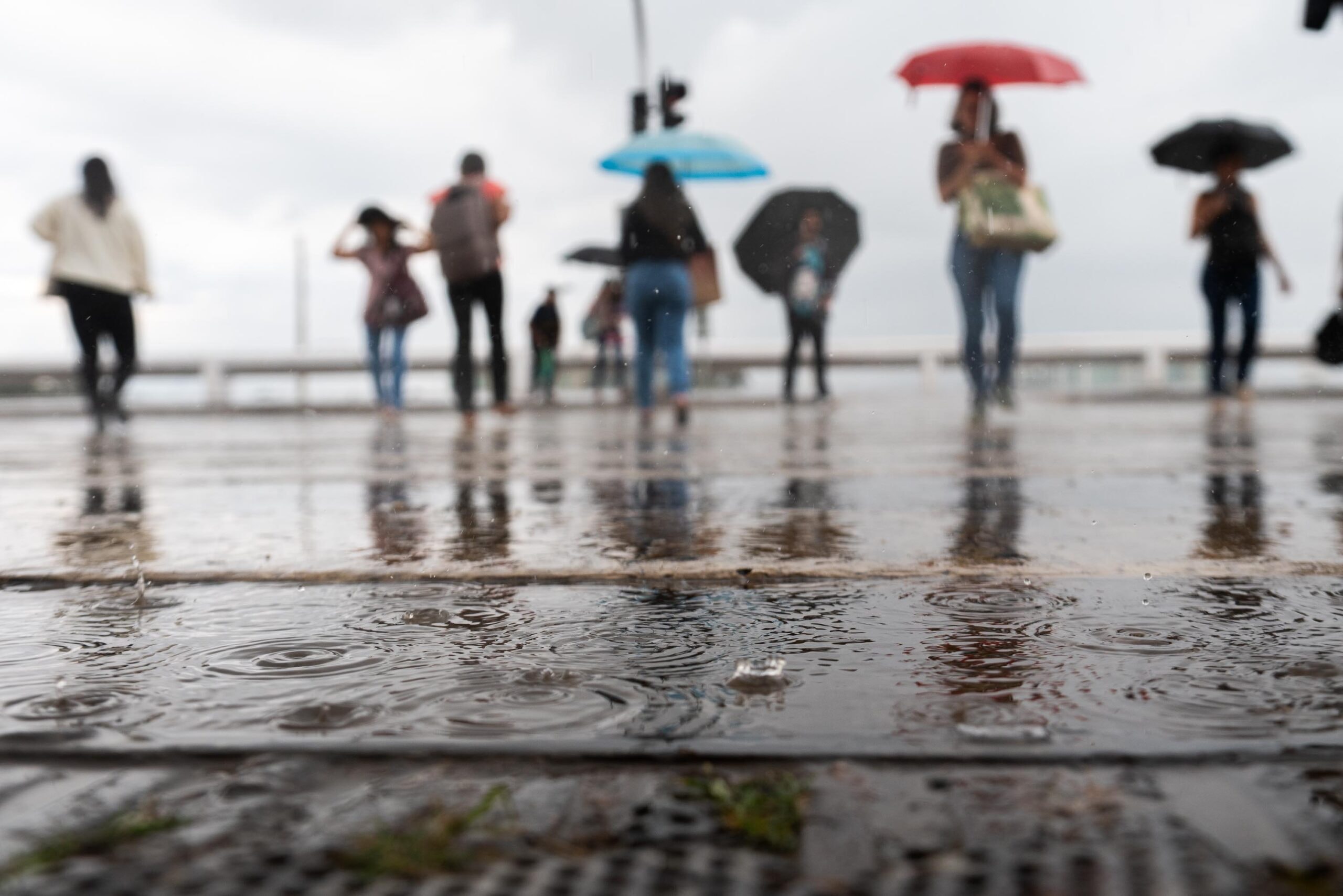 Sob alerta de tempestade, chuva atinge área central de Brasília nesta terça