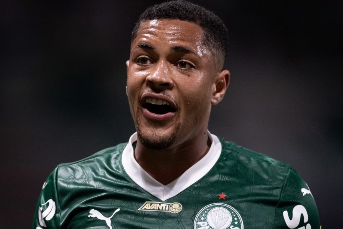 Copa do Brasil: Vitor Roque deixa o campo após entrada de adversário