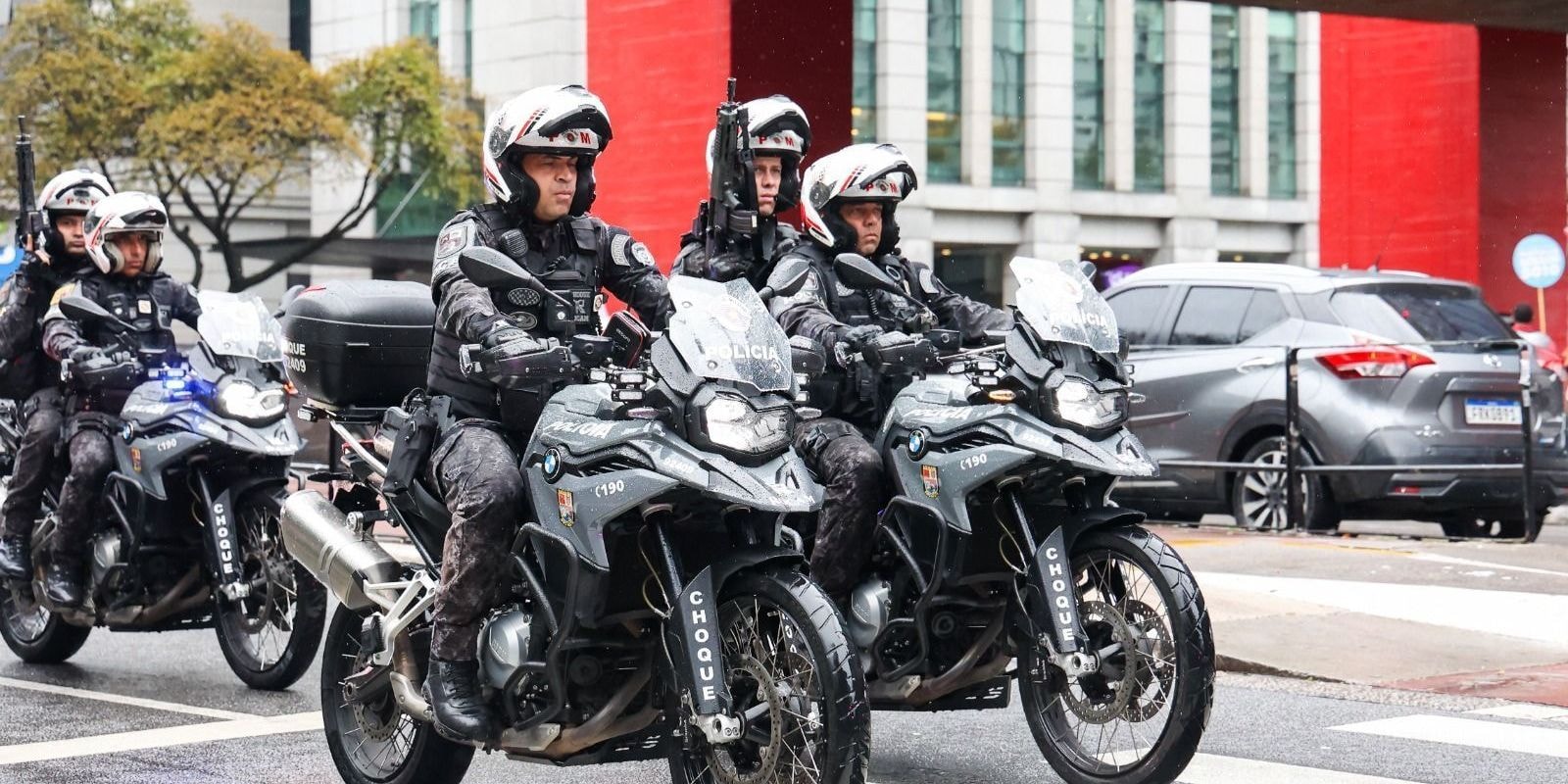 PM prende dois homens por roubo de farmácia em São Paulo