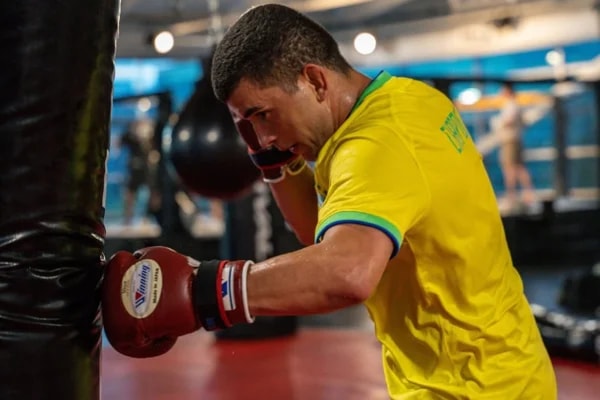 Eduardo Chapolin é anunciado no UFC 330 três dias antes do evento
