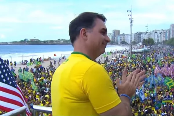 Valdemar elege um culpado por público reduzido em ato de Flávio no Rio