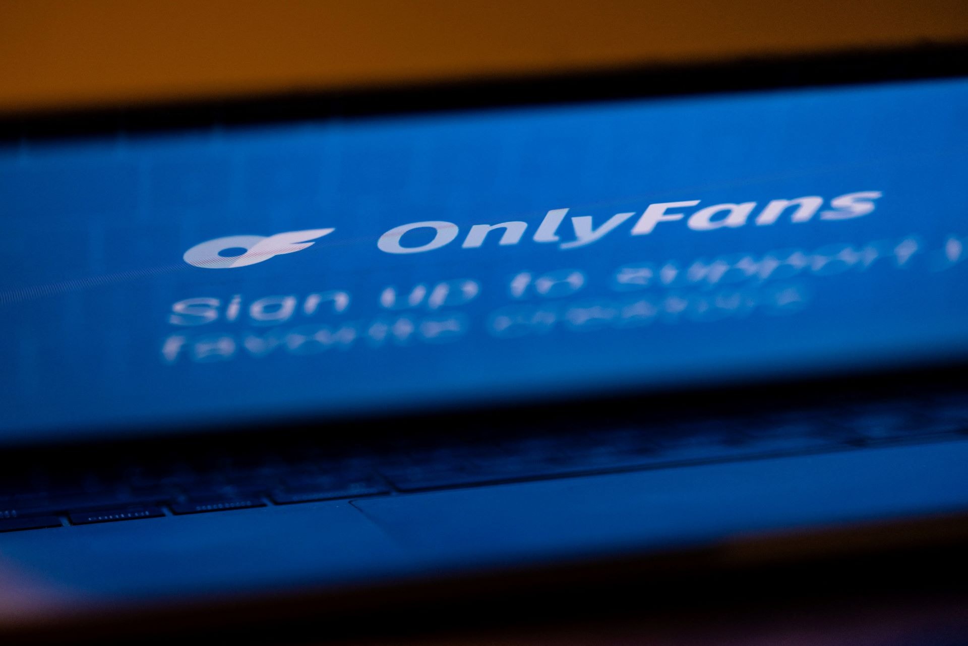 É preciso pagar Imposto de Renda sobre ganhos com OnlyFans? E como declarar? Veja