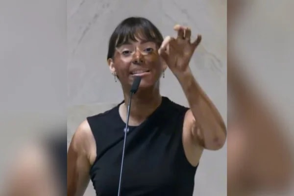 Deputada que fez blackface: MPSP pede arquivamento de acusação de racismo