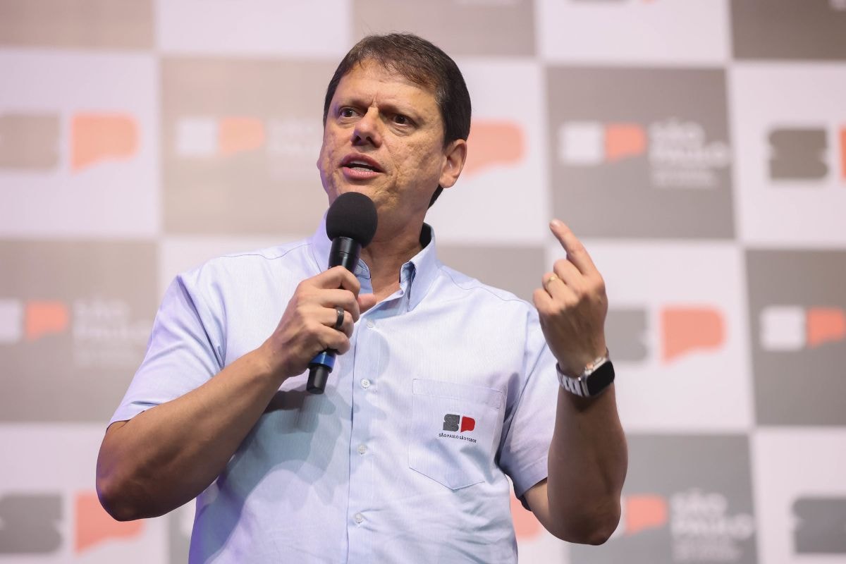 Tarcísio diz que Flávio pode vencer eleição no 1º turno e critica STF