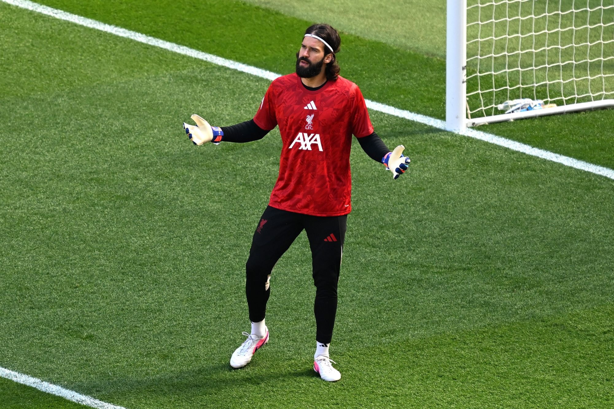 De olho na Copa, Alisson volta a jogar após dois meses lesionado