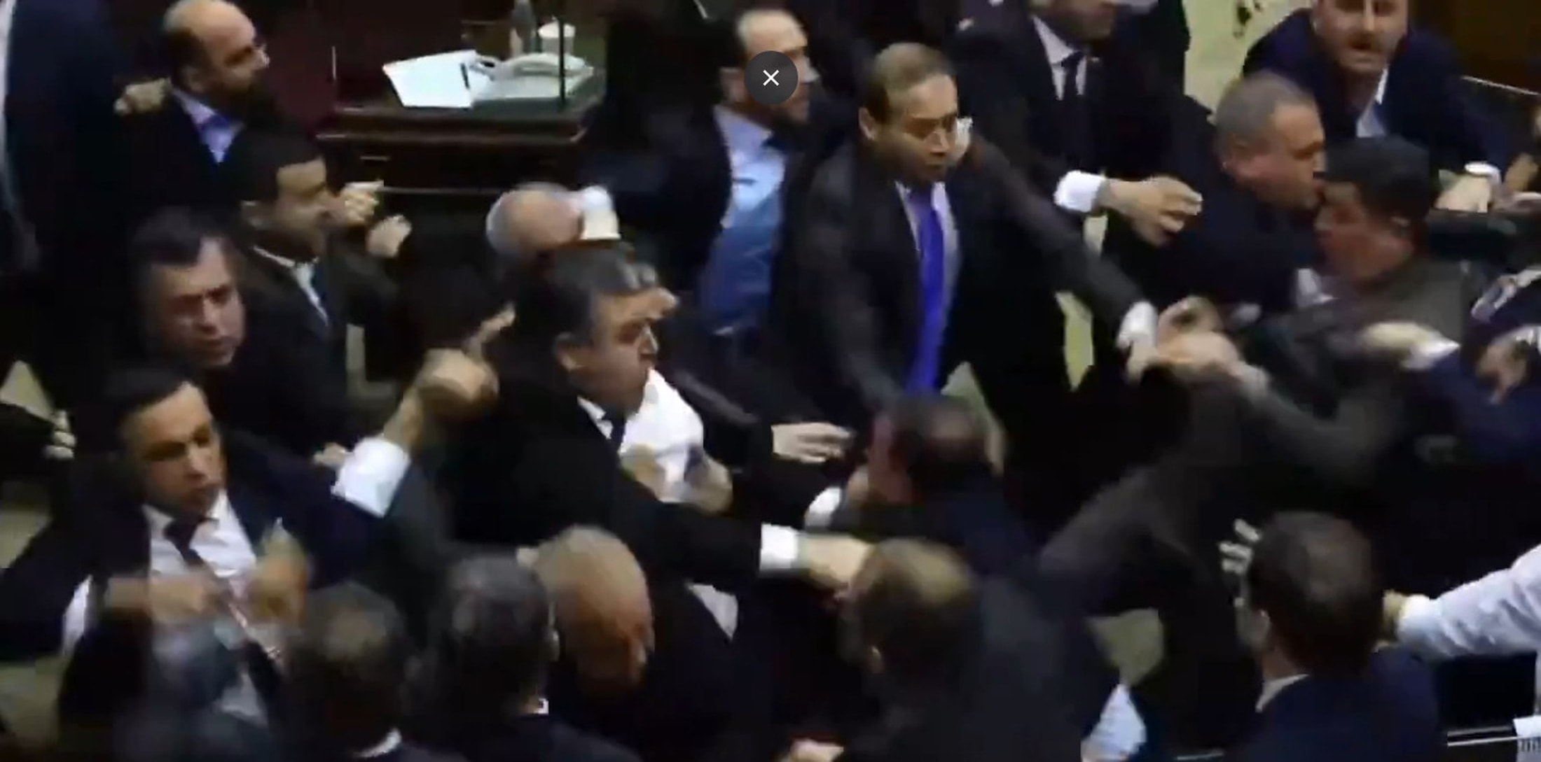 Deputados transformam Parlamento em ringue e protagonizam briga na Armênia