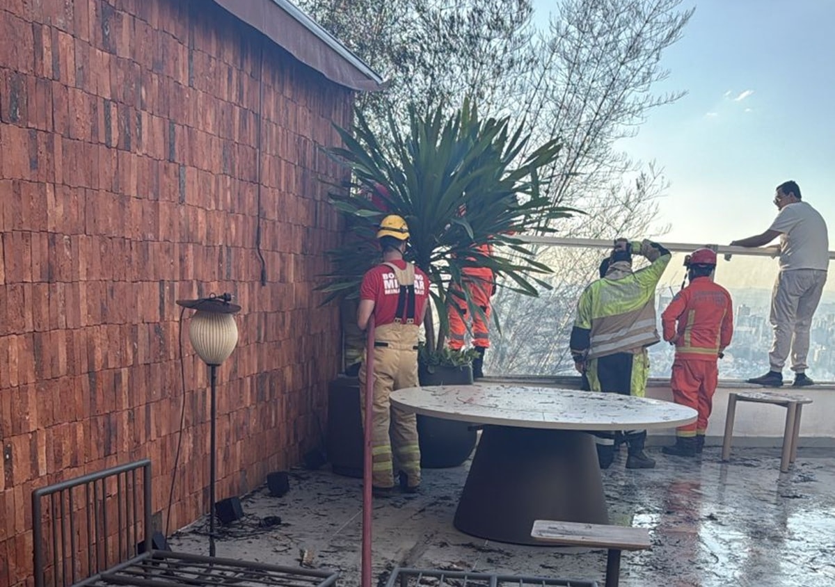 Incêndio em mata atinge loja de móveis e mobiliza bombeiros em BH
