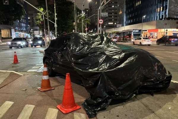 Porsche Macan bate em viatura da PM em cruzamento da Avenida Faria Lima