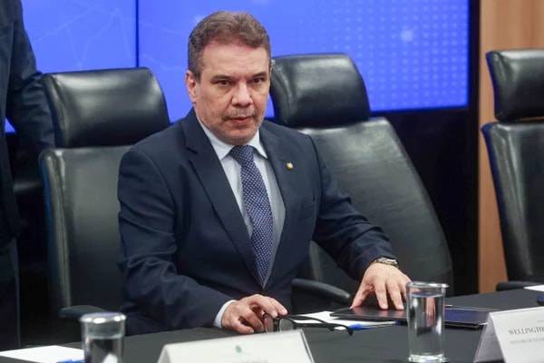 Sob críticas, ministro da Justiça monitora julgamento do STF à distância