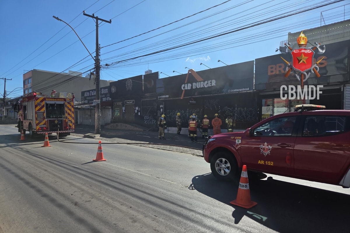 Incêndio atinge cozinha de hamburgueria no DF e mobiliza bombeiros