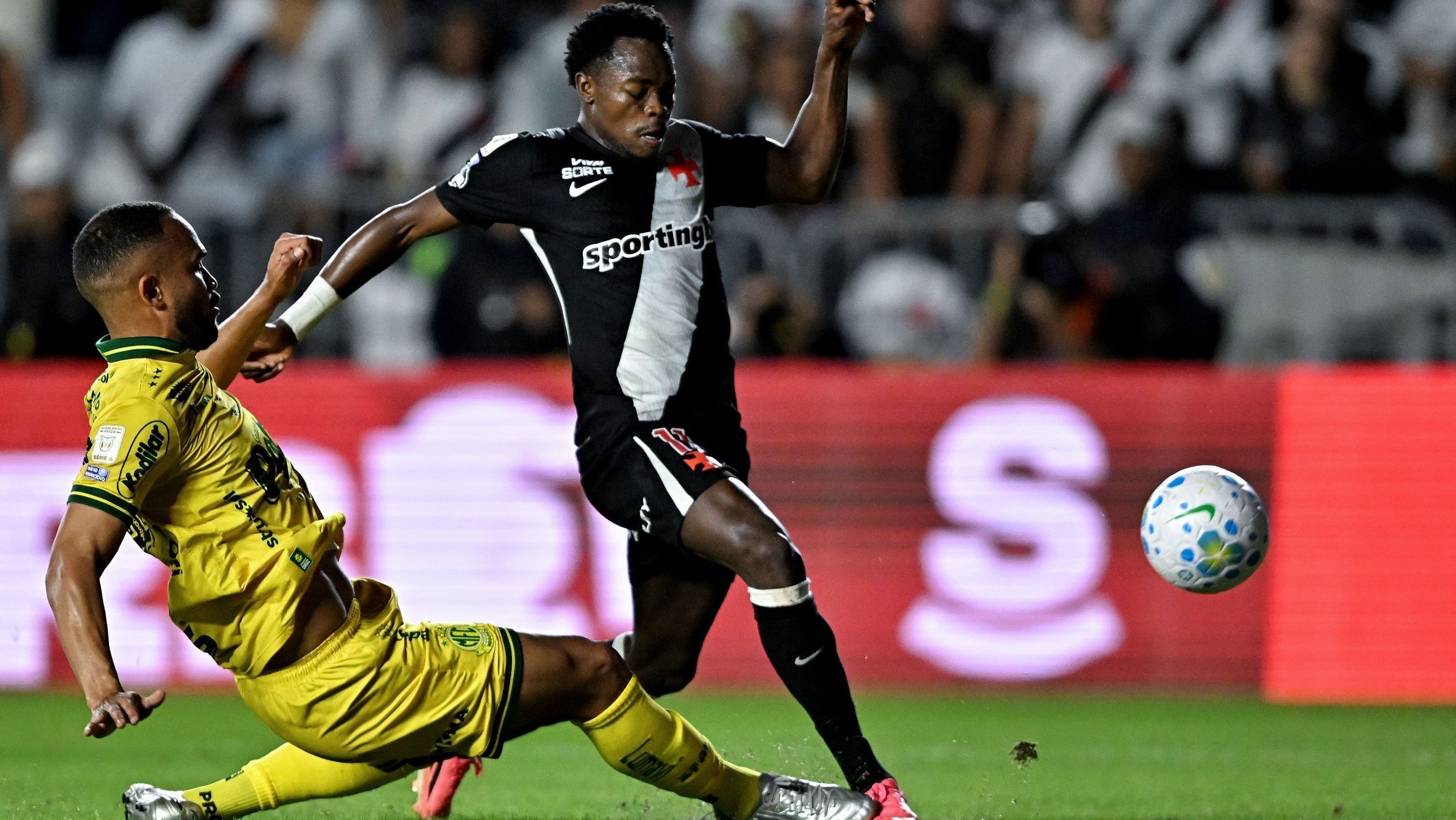 Bragantino enfrenta o Coritiba, de olho no G4 do Campeonato Brasileiro