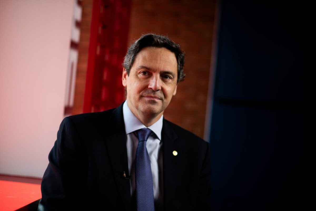 Deputado é alvo de denúncia à PGR por racismo religioso em projeto