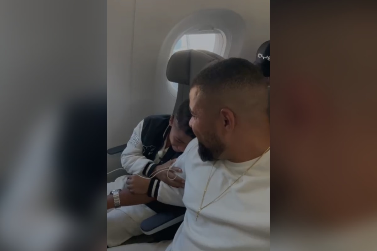 Rumo a teste do Galo em BH, menino ganha homenagem em voo e se emociona