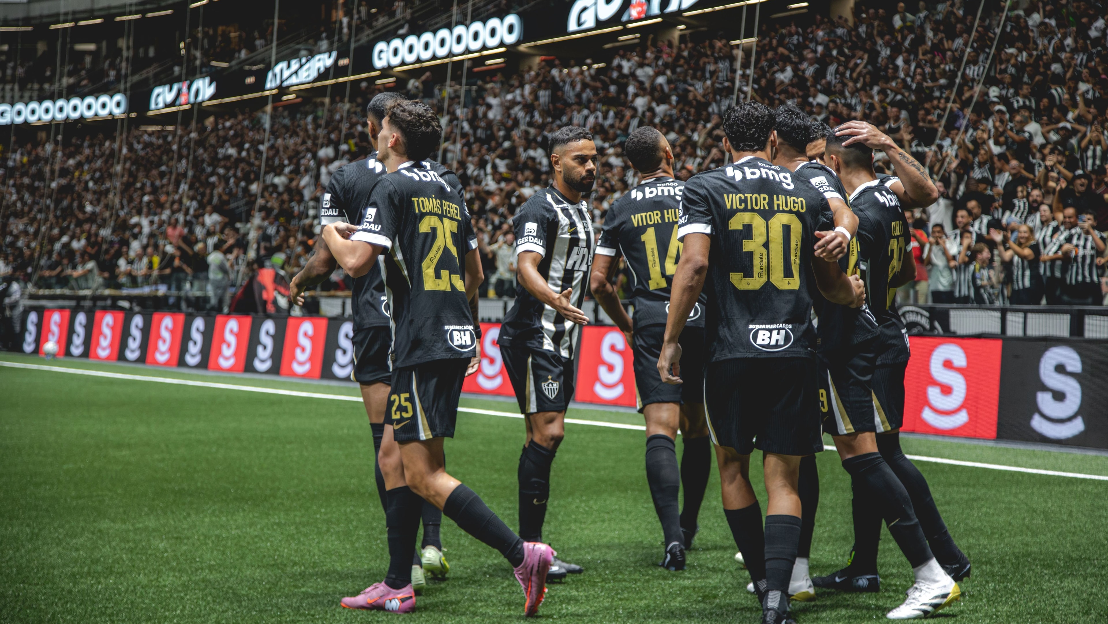 Em lados opostos, Atlético-MG e Flamengo se enfrentam pelo Brasileiro