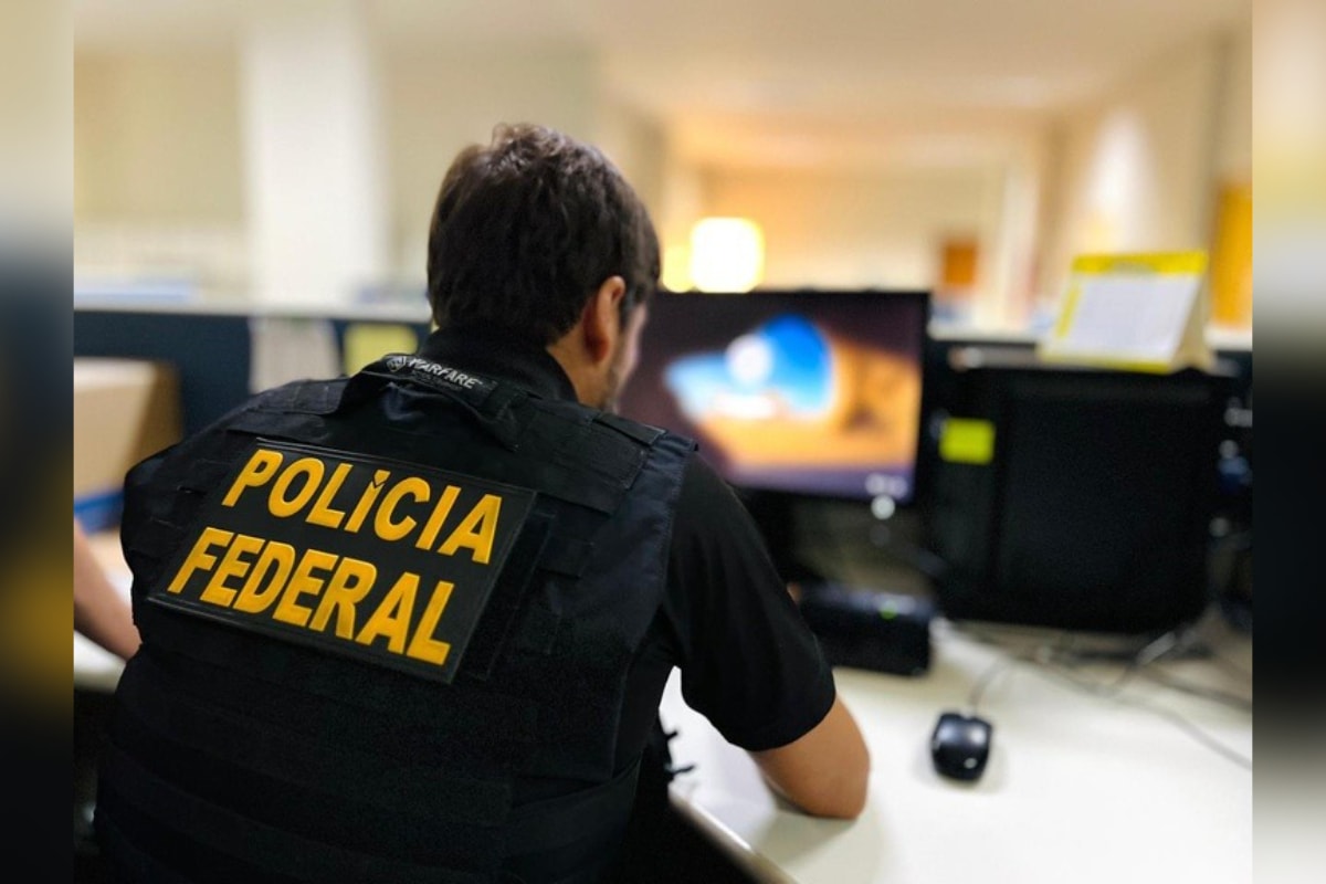 PF flagra passageiro com anabolizantes e emagrecedores em mala no PR