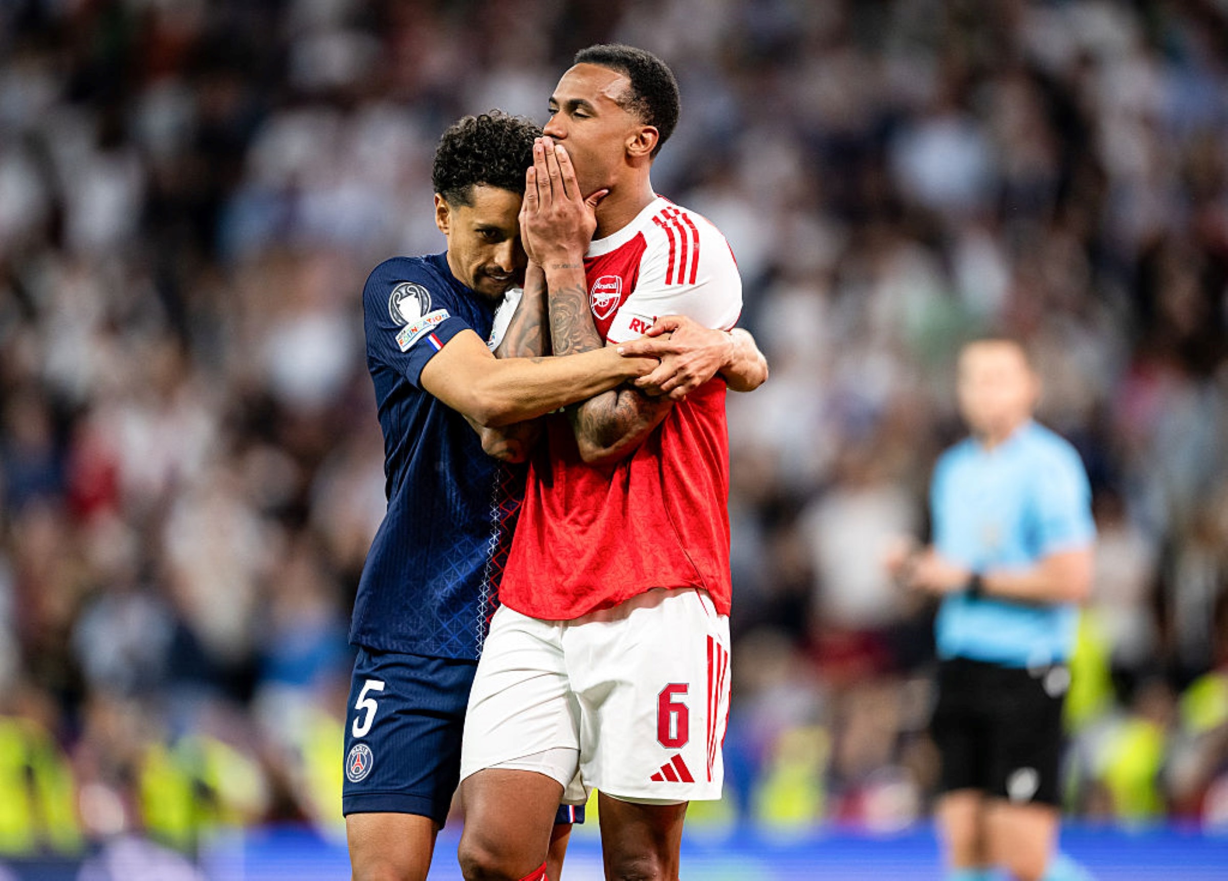 Marquinhos consola Gabriel Magalhães após falha na final da Champions. Assista ao vídeo
