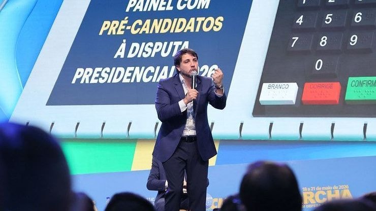 Renan chama Flávio de “farsante” e critica gestão de Jair Bolsonaro