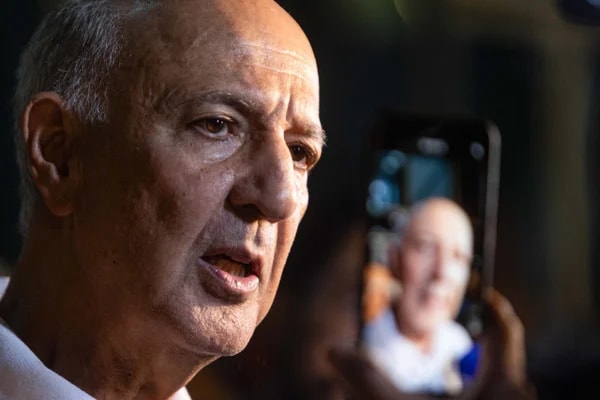 Arruda fora da disputa ao GDF mas em campanha; entenda o que diz a lei