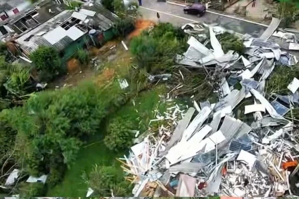 RS: cidade tem mais de 300 casas destelhadas após ventos de 100 km/h