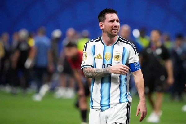 Edilson Capetinha revela torcida por Messi: "O cara se dedica"