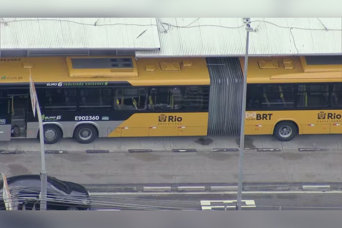 Passageiro morre após ser atingido por bala perdida dentro de BRT do Rio