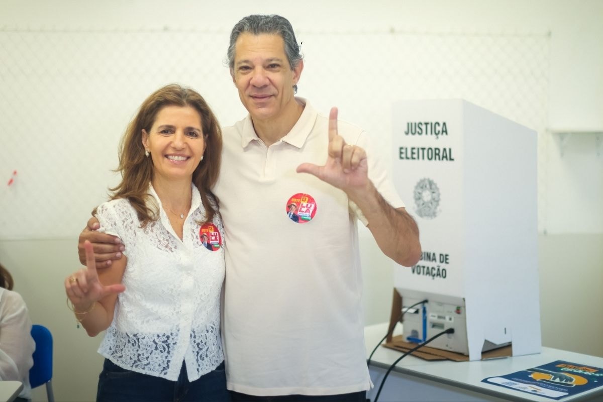 Haddad vota em SP e diz que há "clima excelente" para a reeleição de Lula