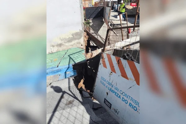 Obra da Sabesp abre cratera e deixa três casas interditadas em Osasco