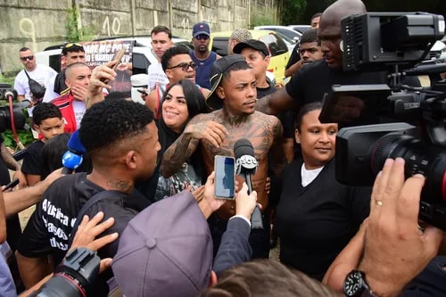 MC Poze do Rodo é solto e ovacionado por fãs em Bangu; FOTOS