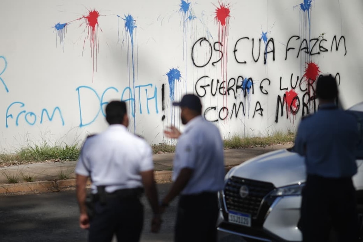 "Lucram com a morte": Embaixada dos EUA em Brasília amanhece pichada