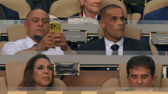 Roberto Carlos apareceu com "iPhone de ouro" no jogo do Brasil; saiba o preço