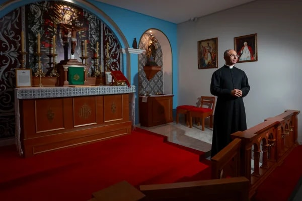 Padre excomungado critica reforma na igreja: "Vemos várias dancinhas"