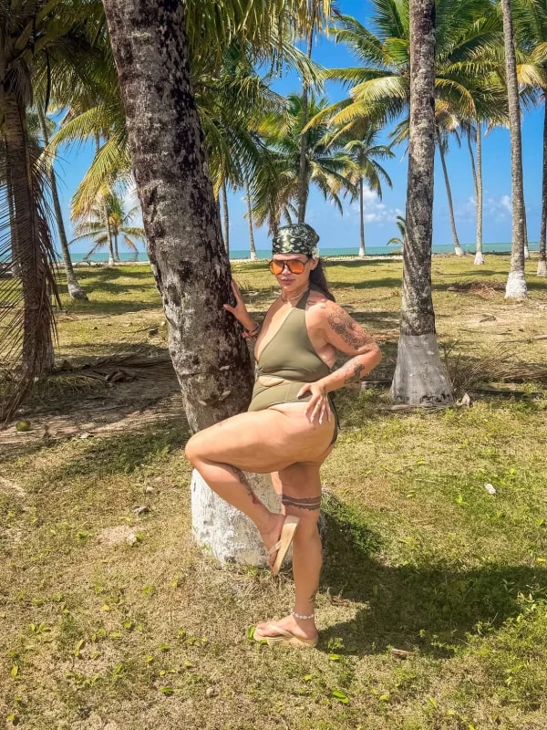 Após perder 112 kg, Thais Carla posa de maiô em Boipeba