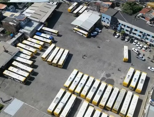 Imagens de drone mostram ônibus parados durante a tarde deste domingo em garagens de Salvador