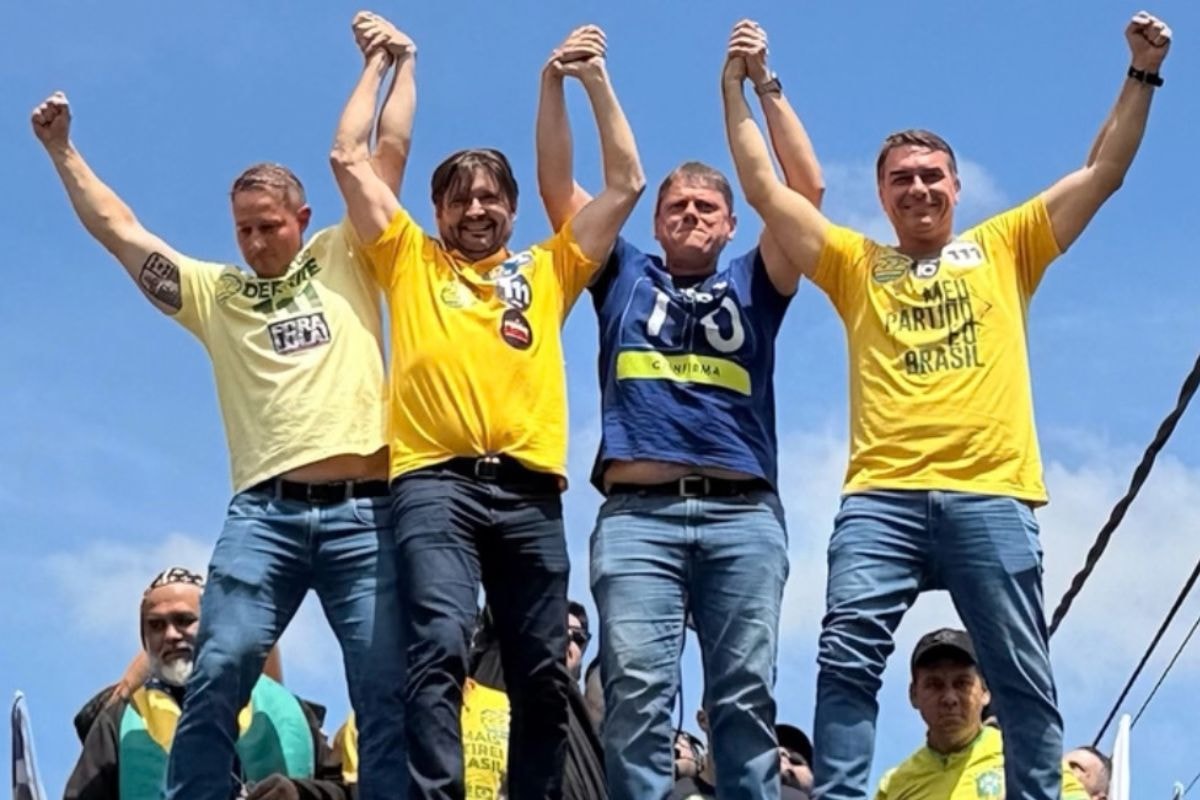 Flávio Bolsonaro diz que ouvirá Tarcísio e aliados sobre indicação para STF