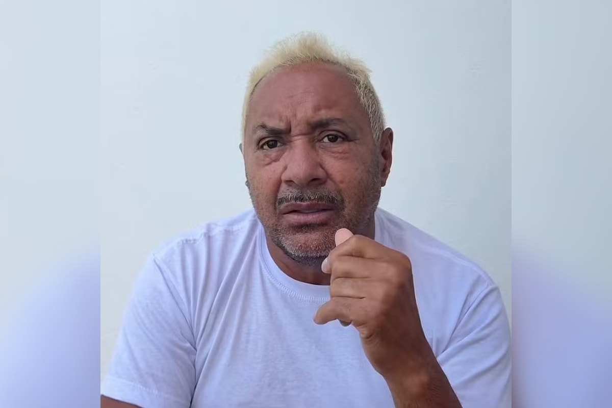 Tiririca reage à derrota nas urnas e faz gesto de dinheiro com as mãos