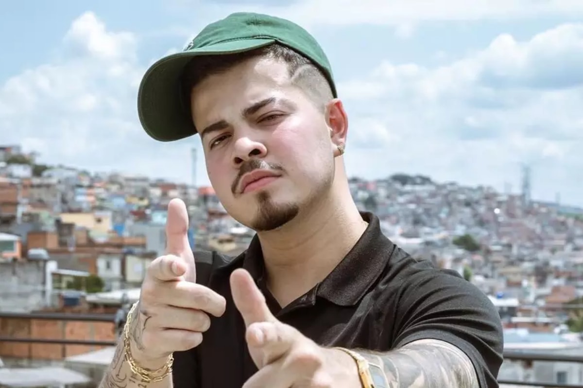 Cantor Jottapê desmaia após crise e é hospitalizado