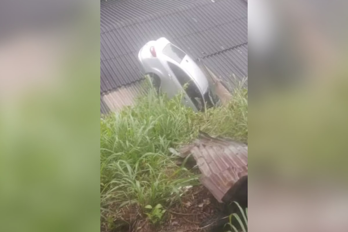 Homem é achado morto dentro de carro em cima do telhado de casa no RJ