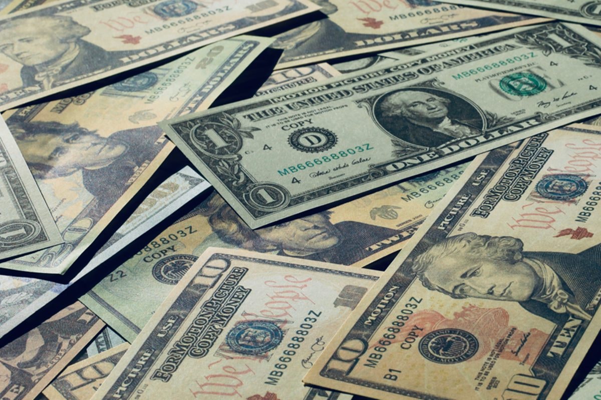 Dólar fecha estável com ata do FED e tensão no Oriente Médio