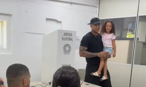 Léo Santana vota acompanhado da filha Liz em Salvador: 'Papel de cidadão'