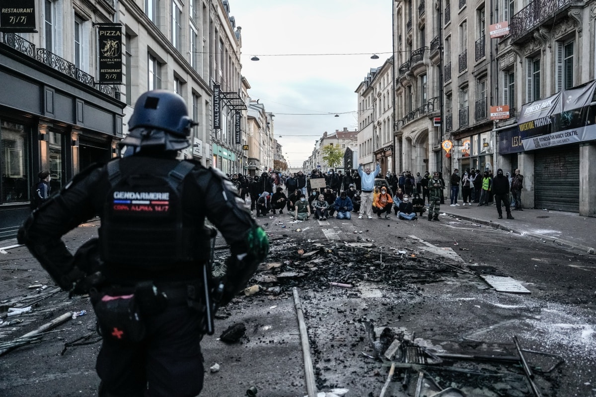 França: ministro da Justiça admite falhas após fim de semana de violência