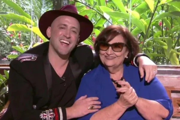 Dona Déa se emociona ao rever entrevista de Paulo Gustavo: “É difícil”
