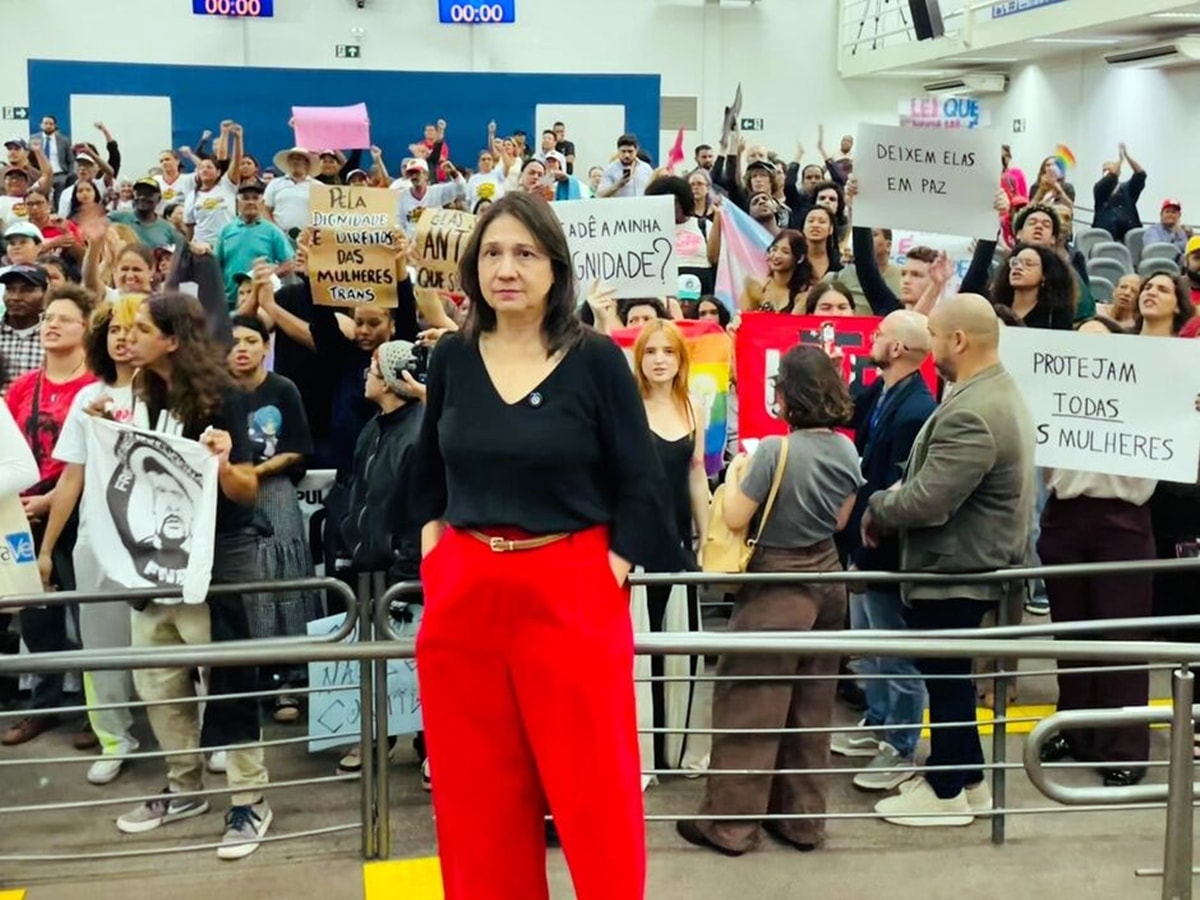 Projeto quer revogar lei que proíbe mulher trans em banheiro feminino