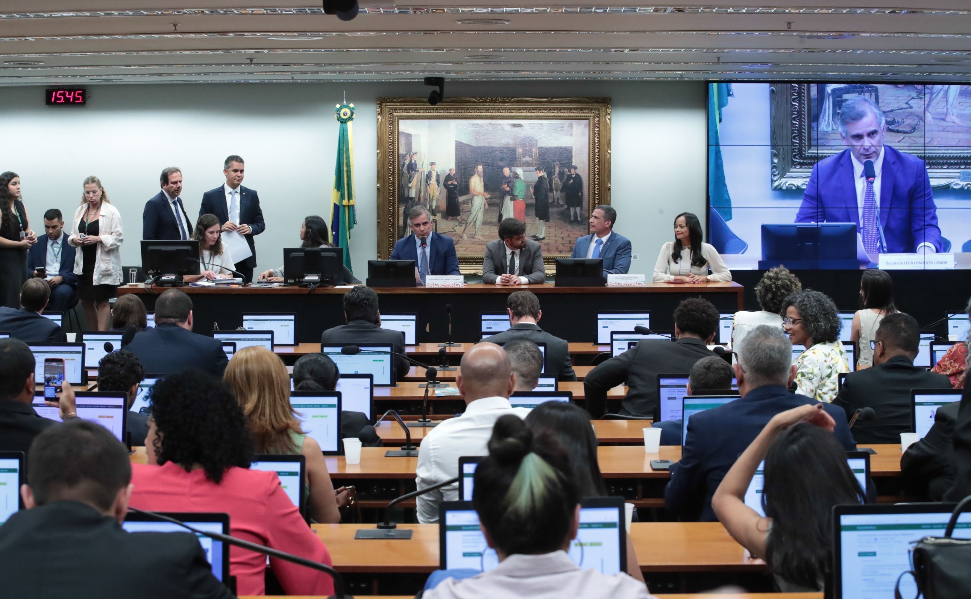 Estudante de 16 anos cria plataforma para ajudar jovens no 1° voto