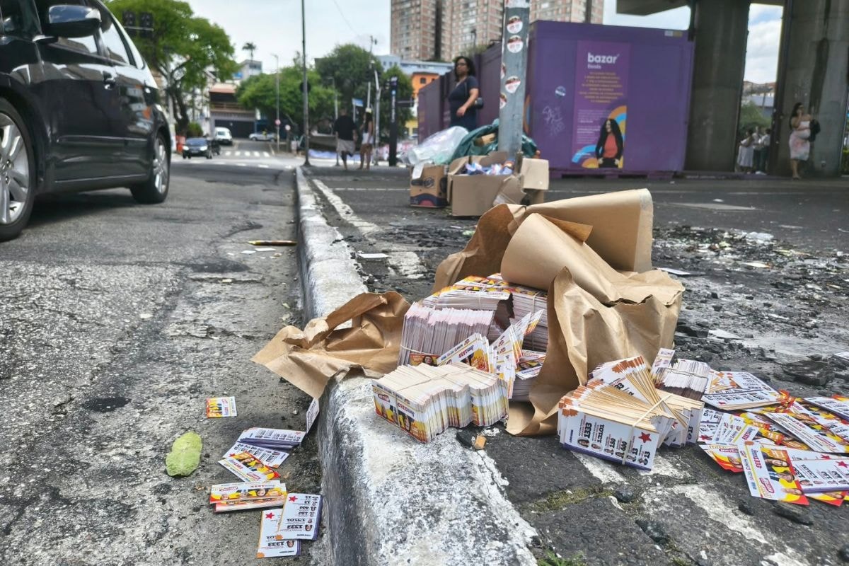 Ruas da capital acumularam 290 toneladas de lixo eleitoral no 1º turno
