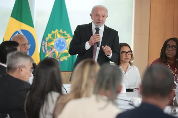 A evangélicos, Lula repete que não faz política em igreja: "Respeito a fé"