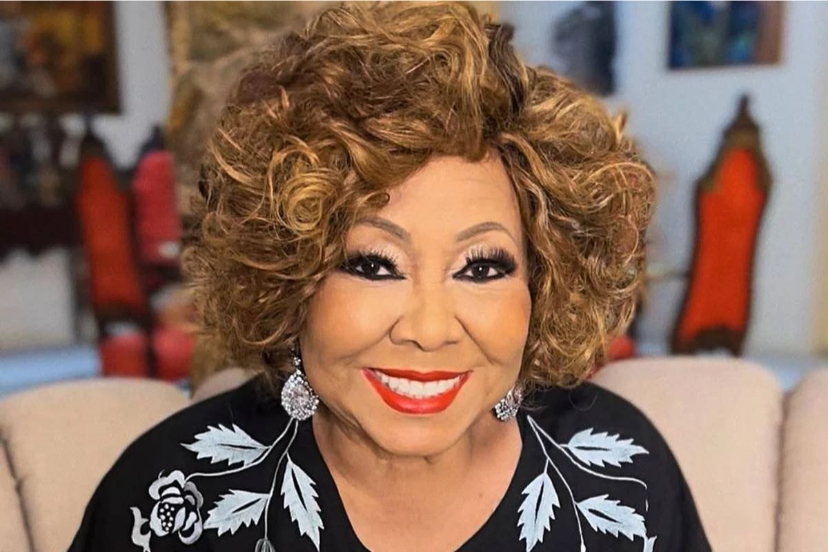 Alcione brinca após levar tombo em show: "Eu não sou uma qualquer"