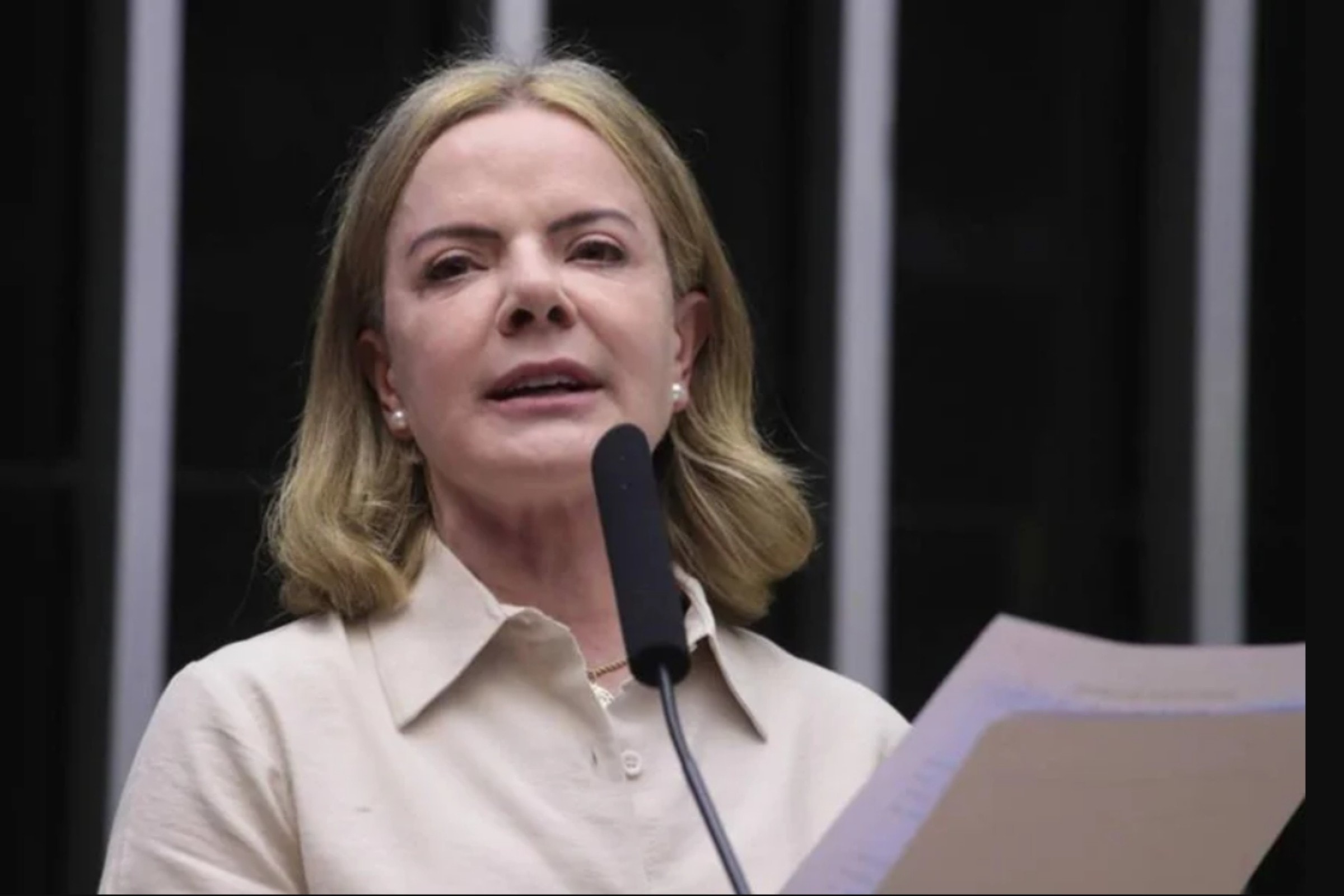 Gleisi aciona Câmara contra assessor de Trump por ofender brasileiras